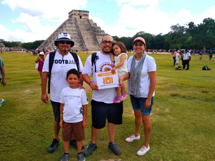 Familia disfrutando un Tour a Chichén Itzá